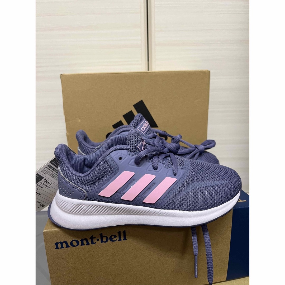 adidas(アディダス)のadidasスニーカー キッズ/ベビー/マタニティのキッズ靴/シューズ(15cm~)(スニーカー)の商品写真