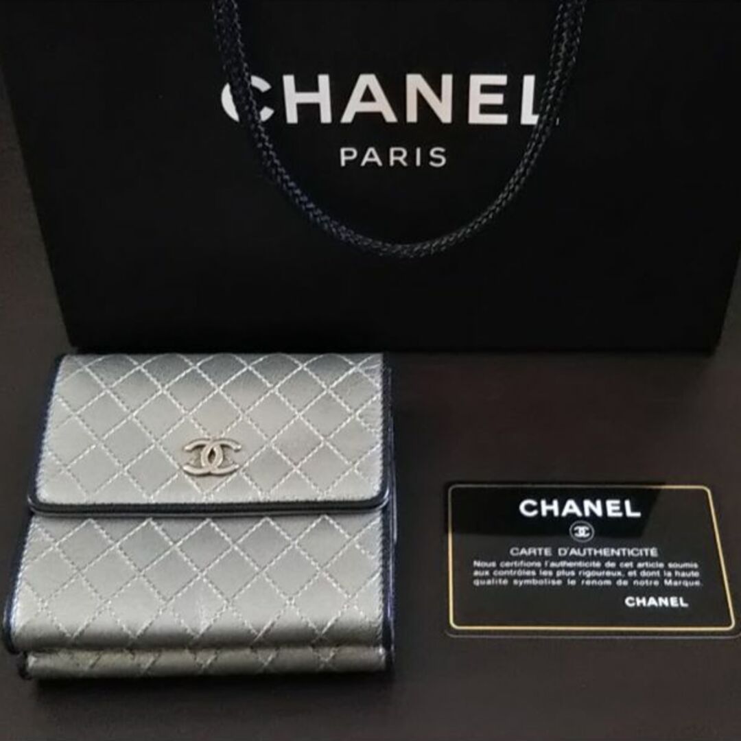 CHANEL - シャネル ビコローレ マトラッセ Wホック三つ折り財布 シルバー 美品