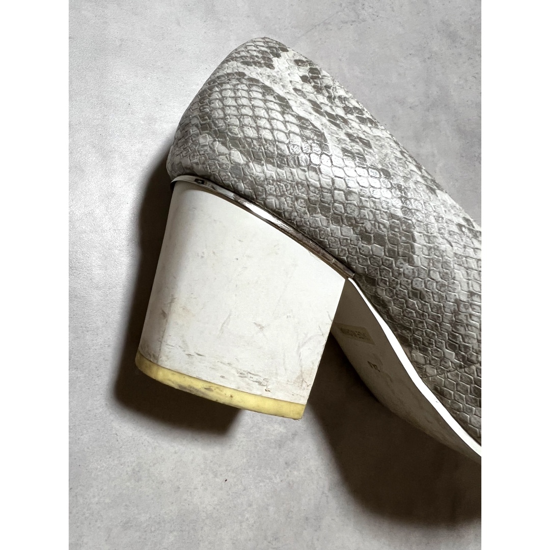 R&E(アールアンドイー)のR&E アールアンドイー ローファー パイソン 柄  ホワイト 太ヒール レディースの靴/シューズ(ローファー/革靴)の商品写真