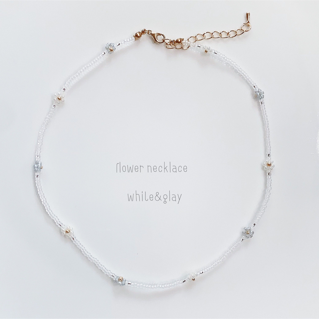 韓国ビーズ♡フラワーネックレス＼white&glay／ ハンドメイドのアクセサリー(ネックレス)の商品写真