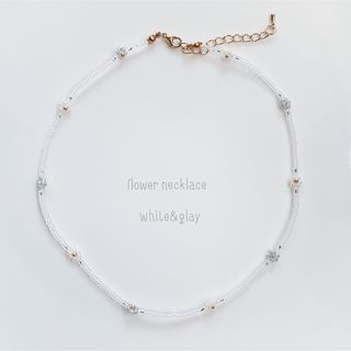 韓国ビーズ♡フラワーネックレス＼white&glay／(ネックレス)