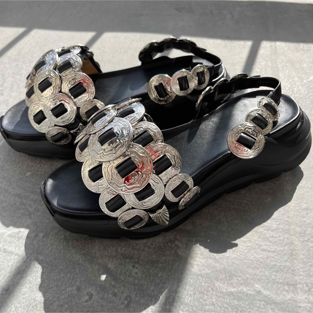 TOGA PULLA(トーガプルラ)のトーガ  プルラ 三連 コンチョ ベルト サンダル レディースの靴/シューズ(サンダル)の商品写真