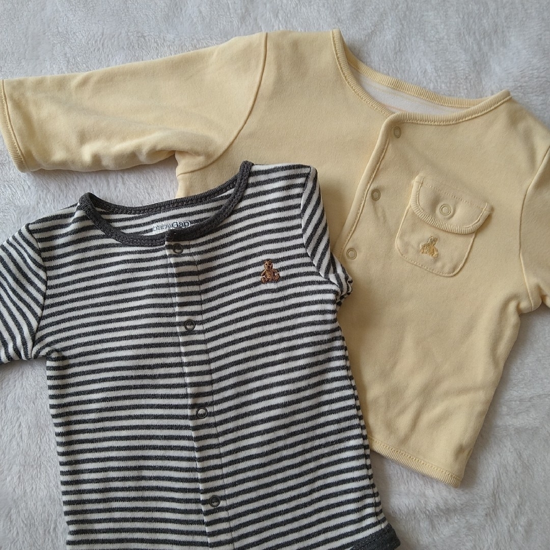 babyGAP(ベビーギャップ)のbabyGap リバーシブルカーディガンとロンパース 60cm キッズ/ベビー/マタニティのベビー服(~85cm)(カーディガン/ボレロ)の商品写真