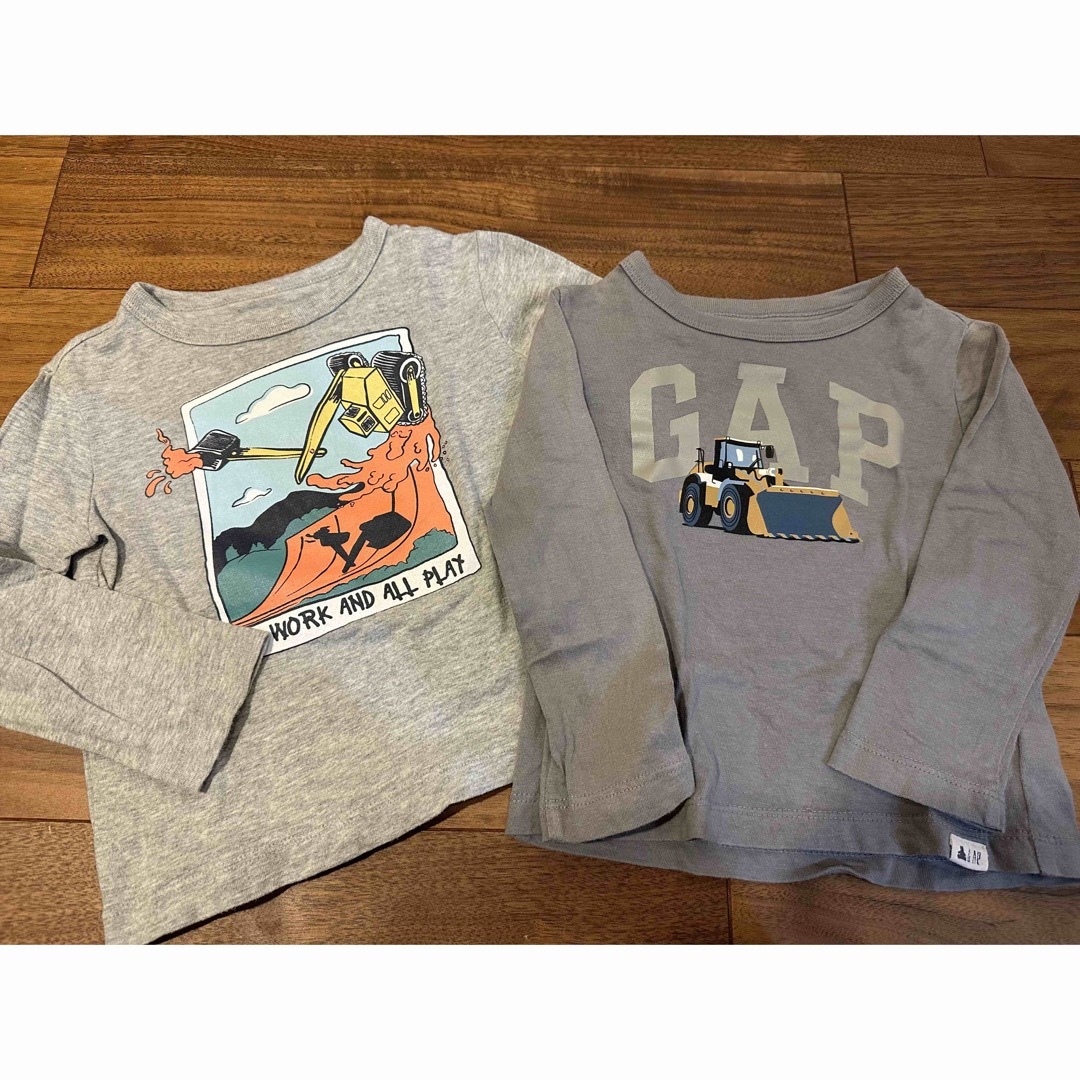 babyGAP(ベビーギャップ)のBaby Gap♡ロンT 2枚セット 90 働く車 ブルドーザー ショベルカー キッズ/ベビー/マタニティのキッズ服男の子用(90cm~)(Tシャツ/カットソー)の商品写真