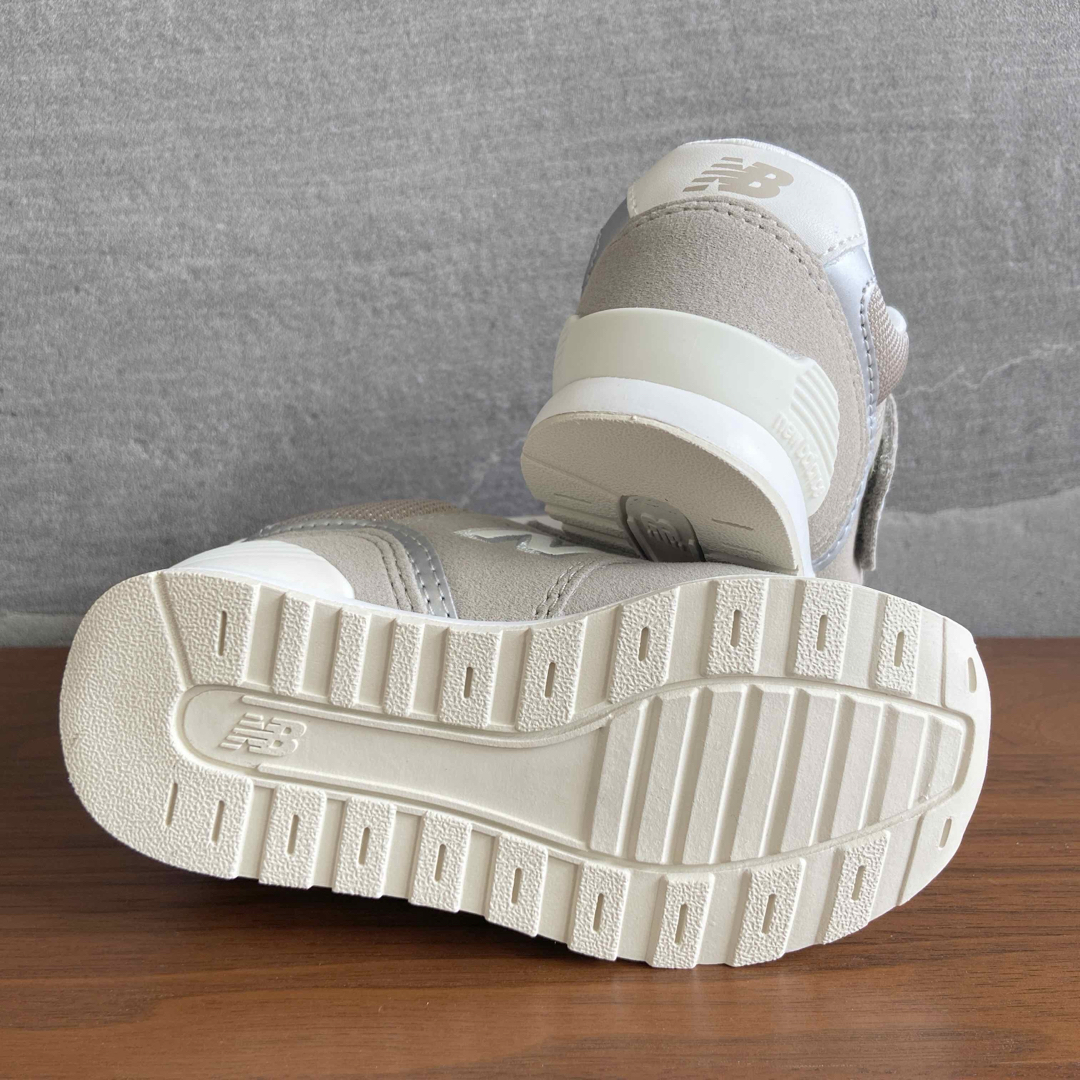 New Balance - 【新品】15.5センチ グレージュ ニューバランス New Balance - 【新品】15.5センチ グレージュ ニューバランス