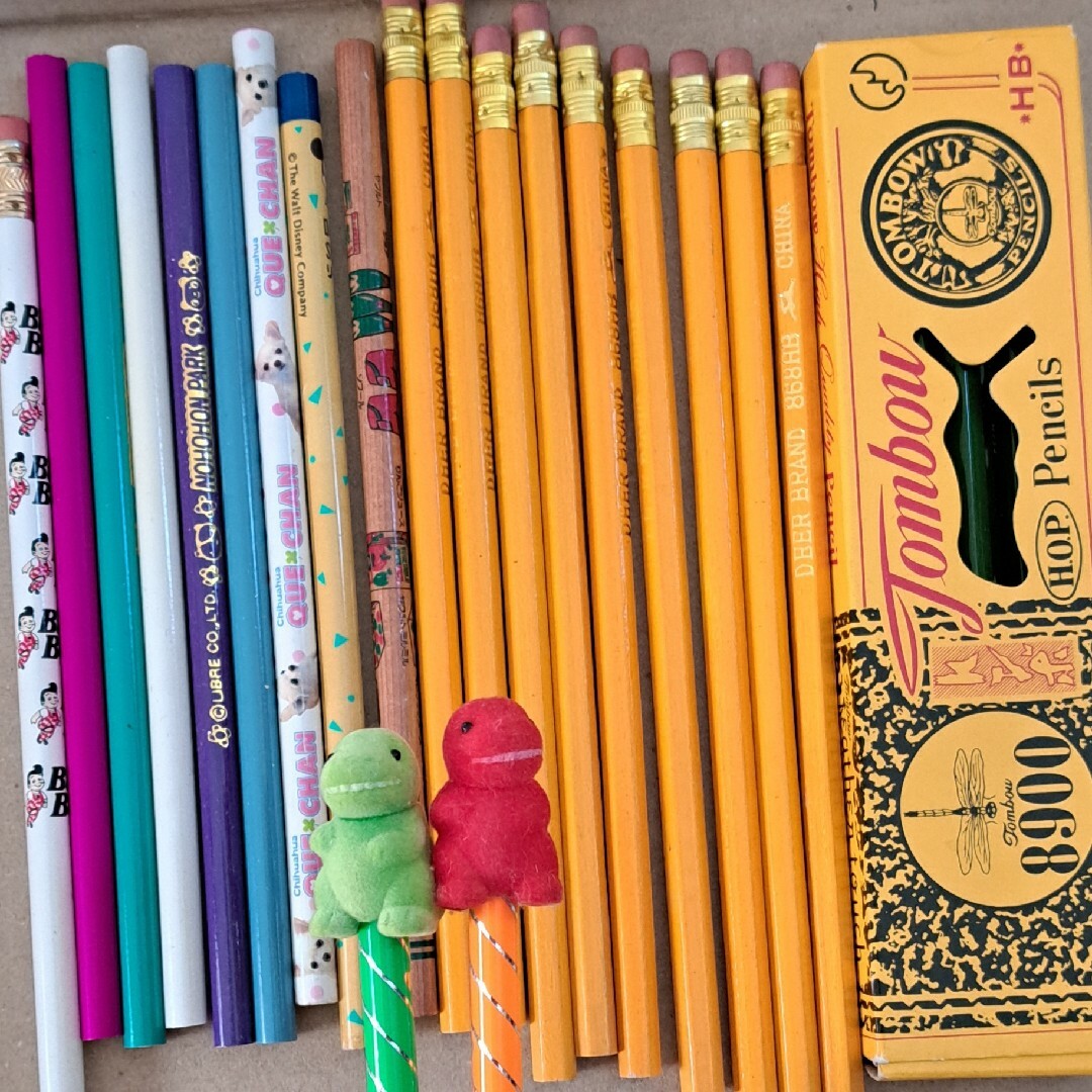 鉛筆　色鉛筆　恐竜　チワワ　Quechan トンボ　28本セット　まとめ売り | フリマアプリ ラクマ