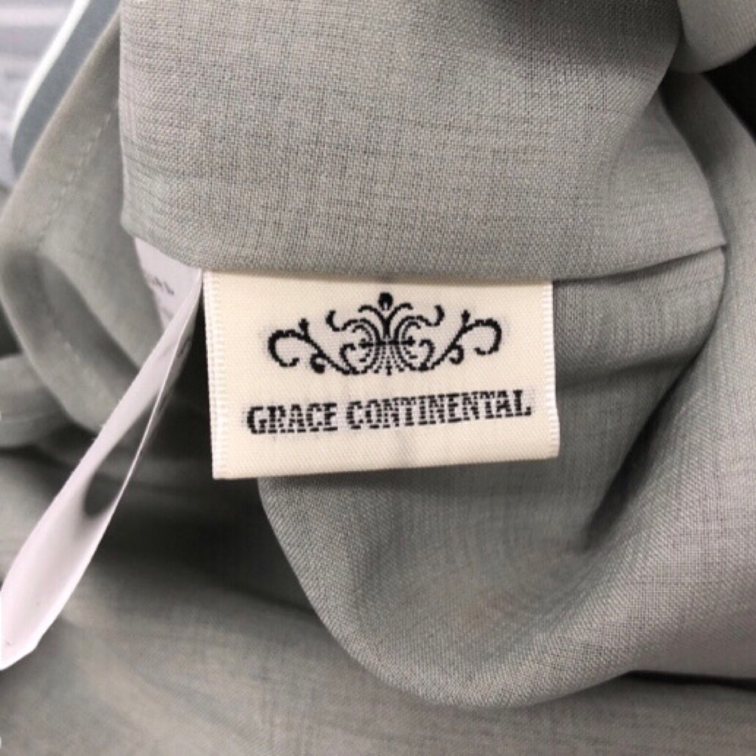 GRACE CONTINENTAL(グレースコンチネンタル)の【新作】美品　GRACE CONTINENTAL トップス　アシンメトリー　花柄 レディースのトップス(シャツ/ブラウス(半袖/袖なし))の商品写真