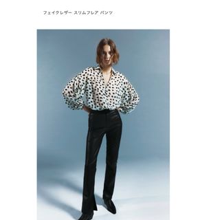 ザラ(ZARA)のZARA フェイクレザー　フレアパンツ(カジュアルパンツ)