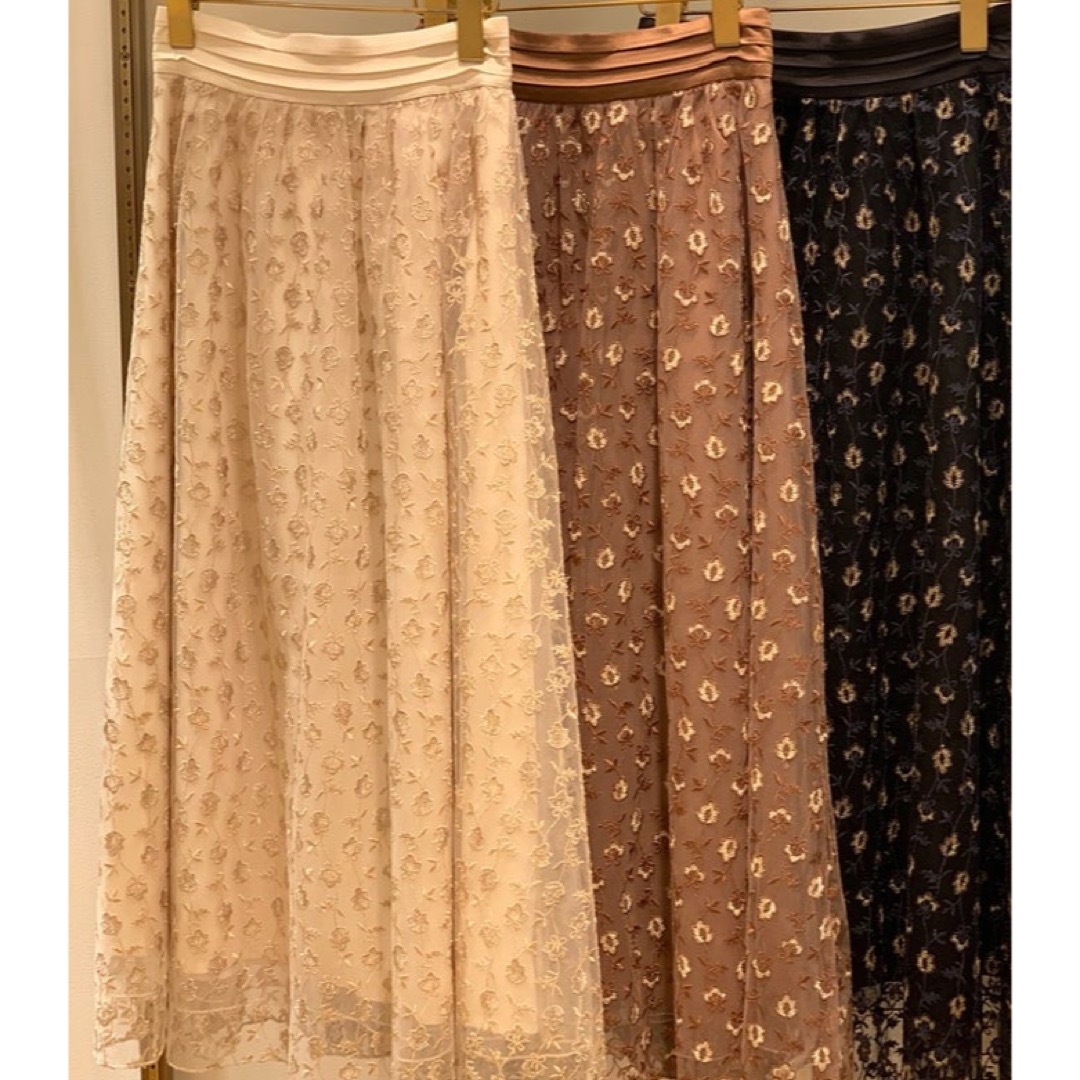 Lily Brown(リリーブラウン)のlilybrown リリーブラウンフラワー刺繍スカート レディースのスカート(ひざ丈スカート)の商品写真