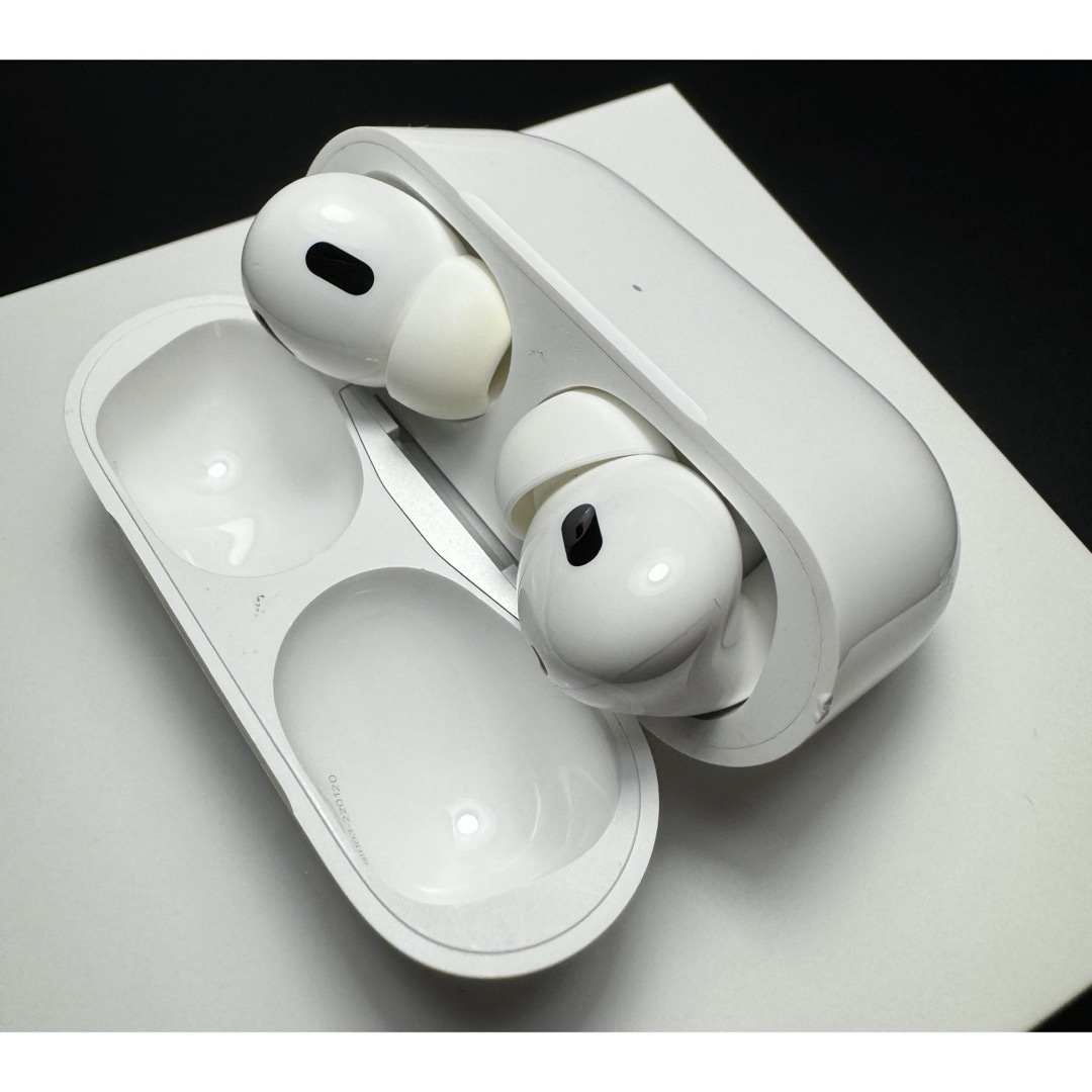 Apple(アップル)のAppIe AirPods Pro（第2世代） Lightning スマホ/家電/カメラのオーディオ機器(ヘッドフォン/イヤフォン)の商品写真