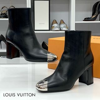 ルイヴィトン(LOUIS VUITTON)の6560 ヴィトン ルイーズライン レザー メタルトゥ ロゴ アンクルブーツ(ブーツ)