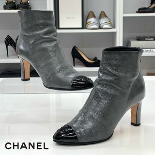 シャネル(CHANEL)の6106 シャネル レザー ココマーク ショートブーツ グレー(ブーツ)