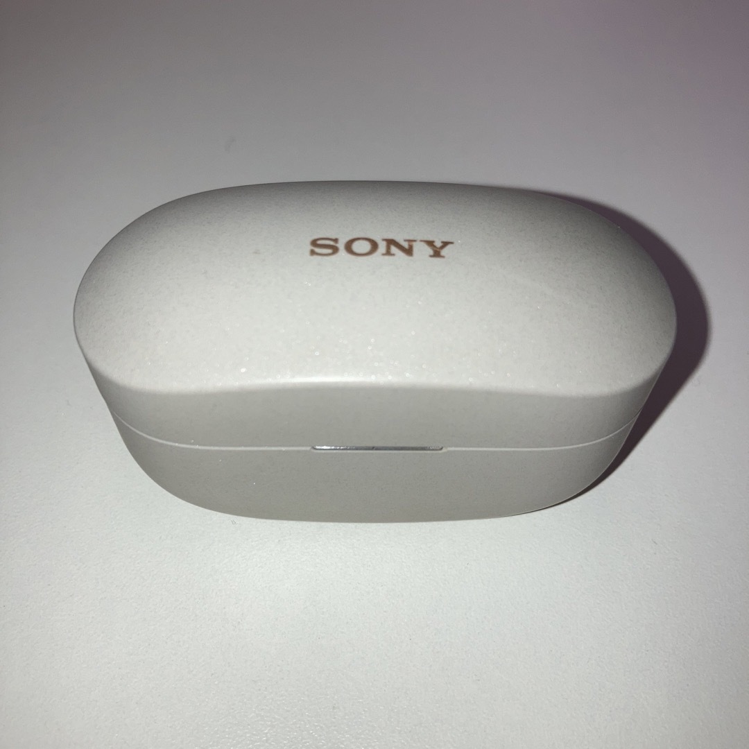 SONY(ソニー)の超美品　SONY WF-1000XM4 充電ケースのみ　充電器　プラチナシルバー スマホ/家電/カメラのオーディオ機器(ヘッドフォン/イヤフォン)の商品写真