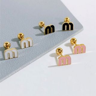 ミュウミュウ(miumiu)の【週末限定セール】ミュウミュウ　mロゴピアス(ピアス)