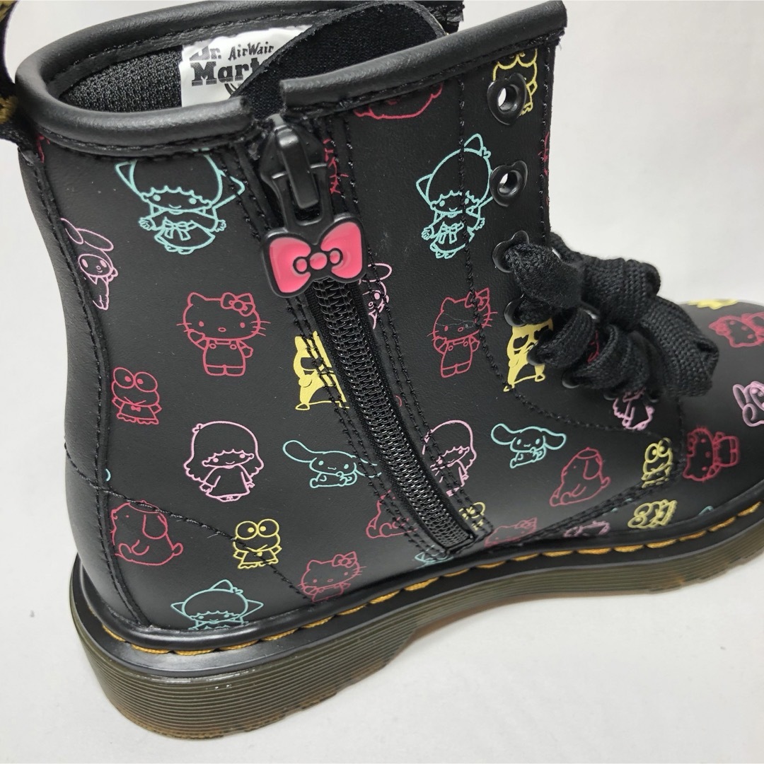 Dr.Martens(ドクターマーチン)の【新品】ドクターマーチン ハローキティ 60周年コラボ キッズ ブーツ 20.0 キッズ/ベビー/マタニティのキッズ靴/シューズ(15cm~)(ブーツ)の商品写真