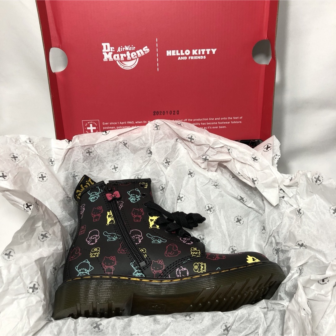 Dr.Martens(ドクターマーチン)の【新品】ドクターマーチン ハローキティ 60周年コラボ キッズ ブーツ 20.0 キッズ/ベビー/マタニティのキッズ靴/シューズ(15cm~)(ブーツ)の商品写真