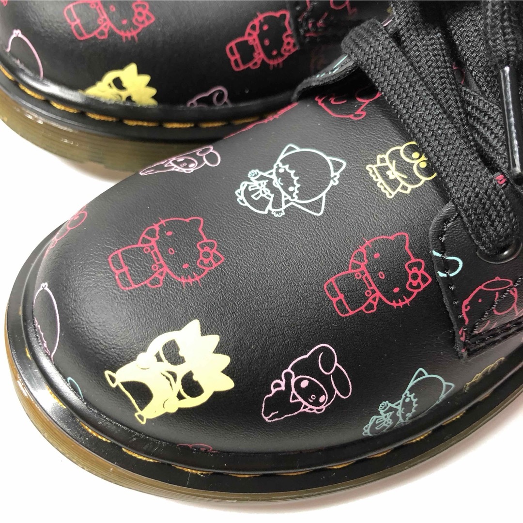 Dr.Martens(ドクターマーチン)の【新品】ドクターマーチン ハローキティ 60周年コラボ キッズ ブーツ 20.0 キッズ/ベビー/マタニティのキッズ靴/シューズ(15cm~)(ブーツ)の商品写真