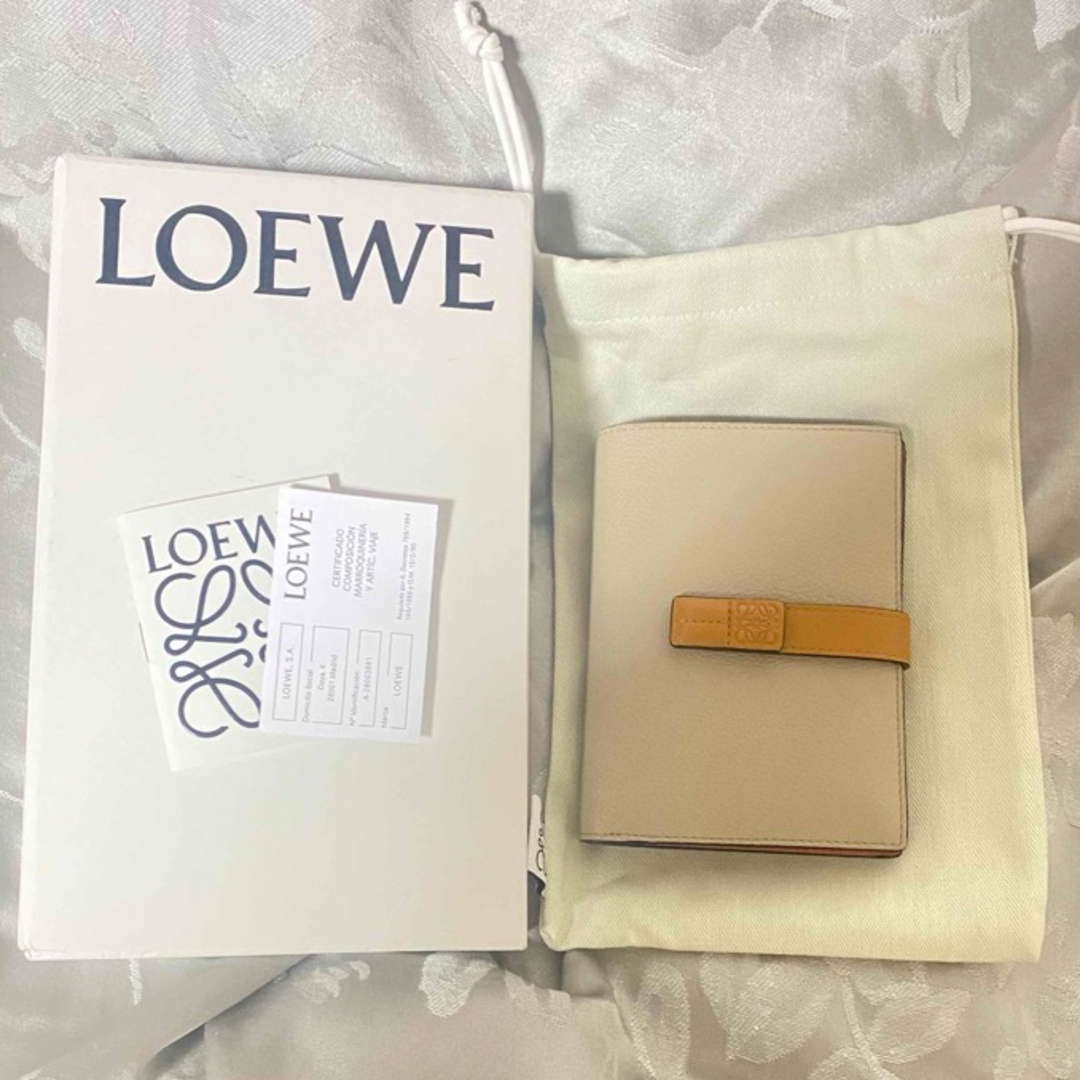 LOEWE、バーティカルウォレット　ミディアム　ロエベ