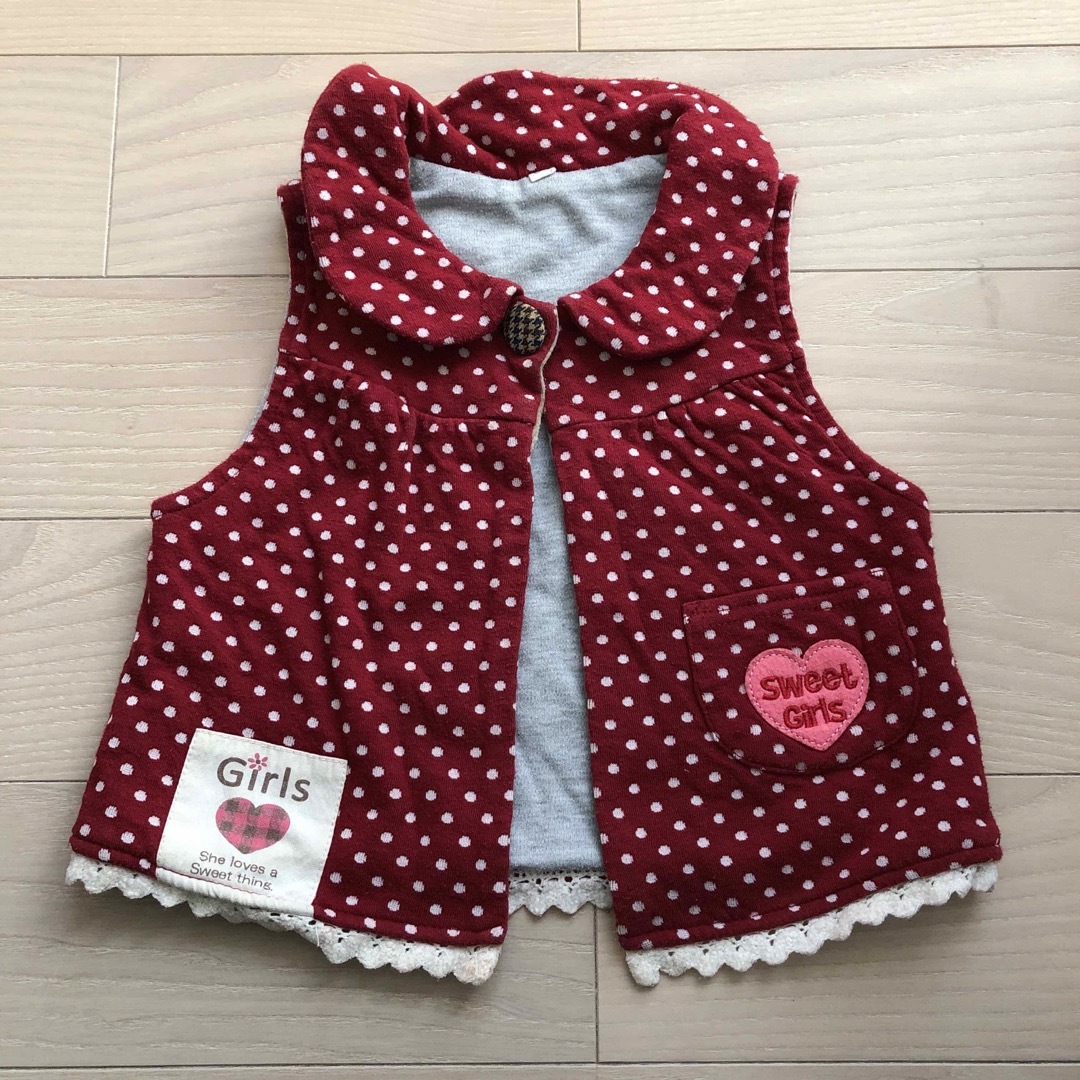 水玉模様　90赤色　女の子ベスト キッズ/ベビー/マタニティのキッズ服女の子用(90cm~)(ジャケット/上着)の商品写真