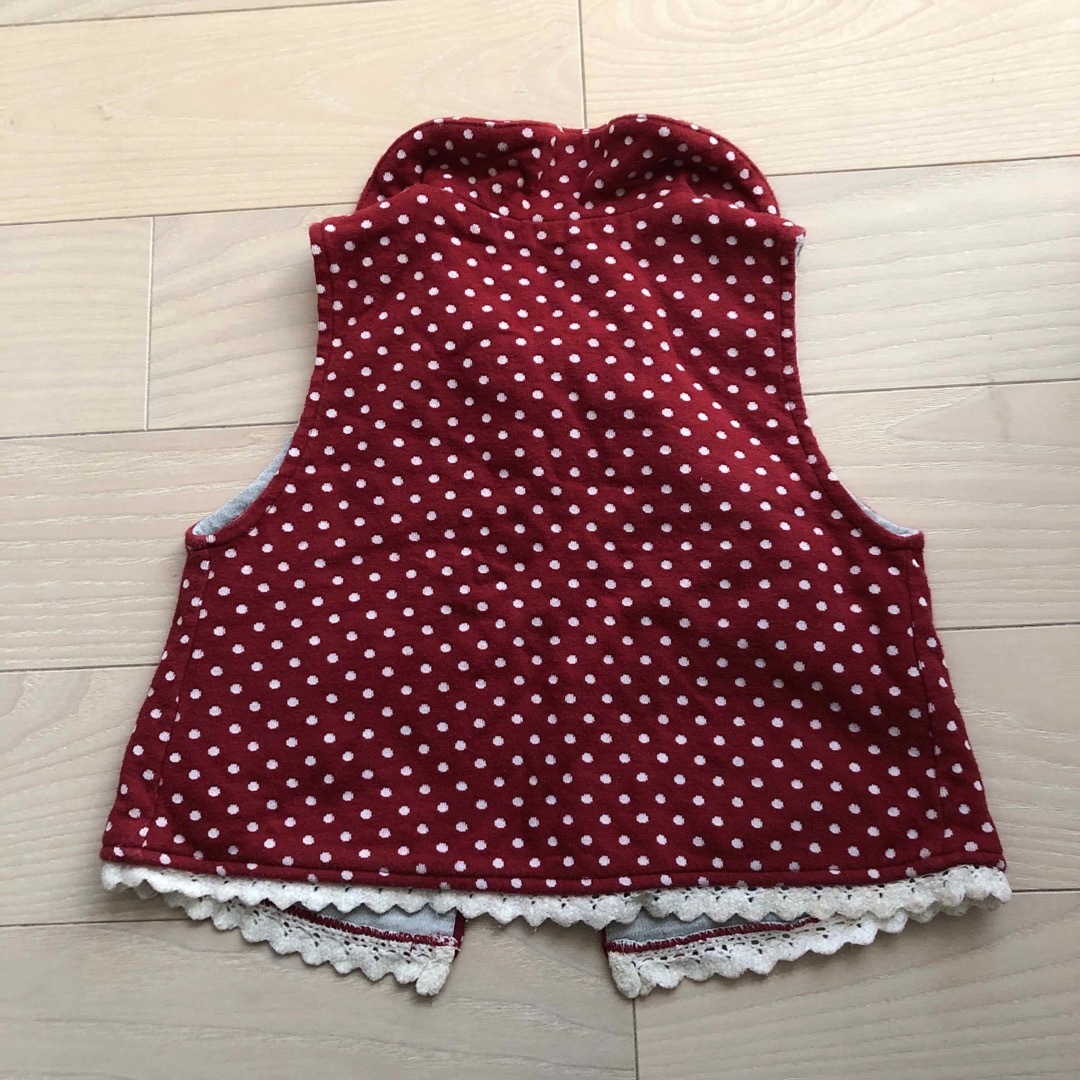 水玉模様　90赤色　女の子ベスト キッズ/ベビー/マタニティのキッズ服女の子用(90cm~)(ジャケット/上着)の商品写真