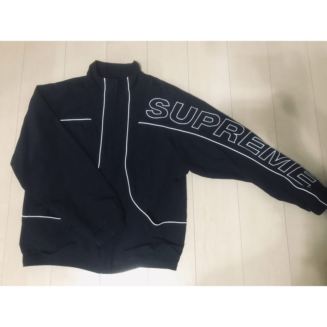 Supreme(シュプリーム)のsupreme シュプリーム  パイピング トラックジャケット ステッカー付き メンズのジャケット/アウター(ナイロンジャケット)の商品写真