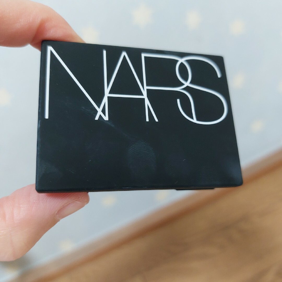 NARS(ナーズ)のNARS ライトリフレクティングセッティングパウダー プレスト N ミニ 024 コスメ/美容のベースメイク/化粧品(フェイスパウダー)の商品写真