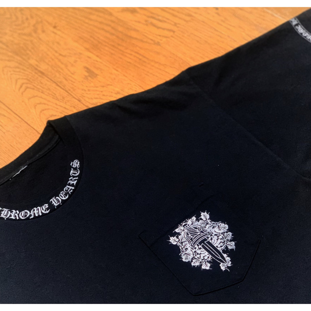 Chrome Hearts(クロムハーツ)のクロムハーツ XL ネックロゴ　ダガー　ポケットtシャツ　 初期クロムハーツ メンズのトップス(Tシャツ/カットソー(半袖/袖なし))の商品写真