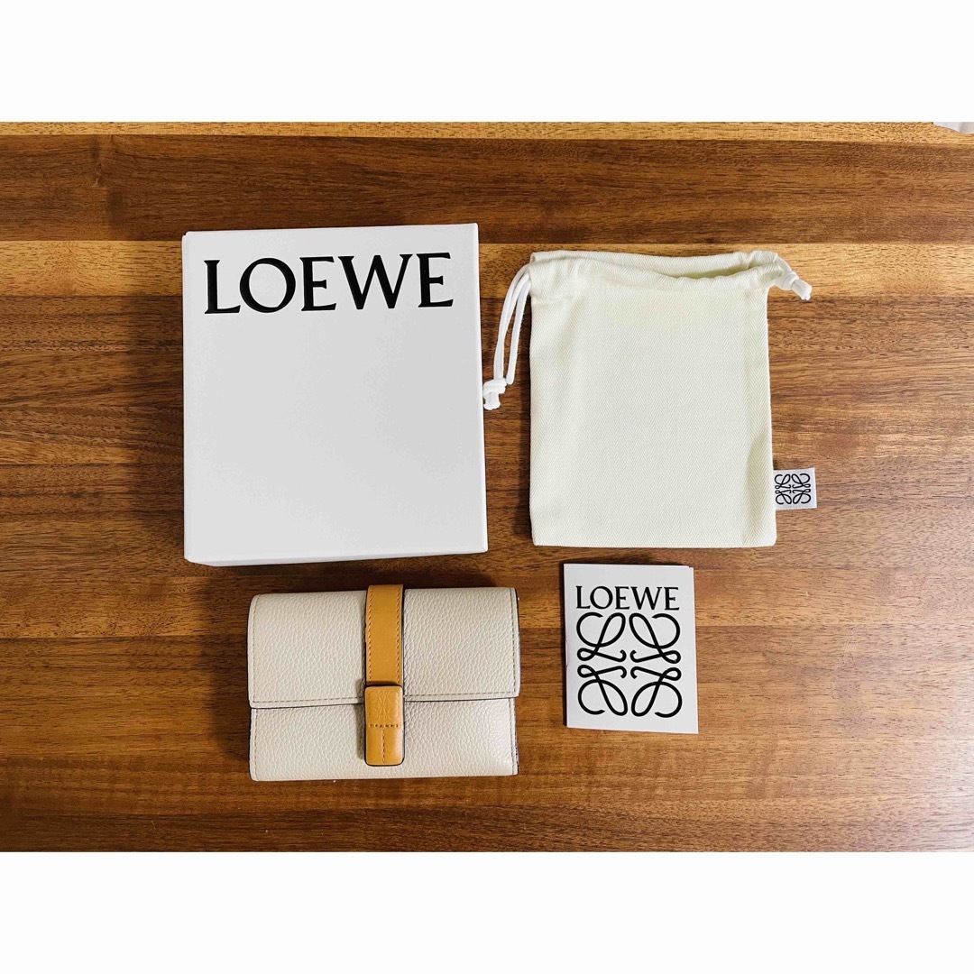 LOEWE(ロエベ)のLOEWE バーティカルウォレット スモール (三つ折財布) レディースのファッション小物(財布)の商品写真