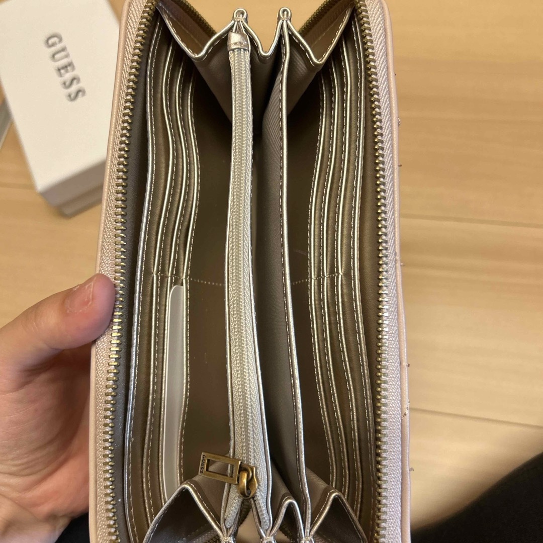 GUESS(ゲス)のGUESS 長財布　スタッズ　ピンク レディースのファッション小物(財布)の商品写真