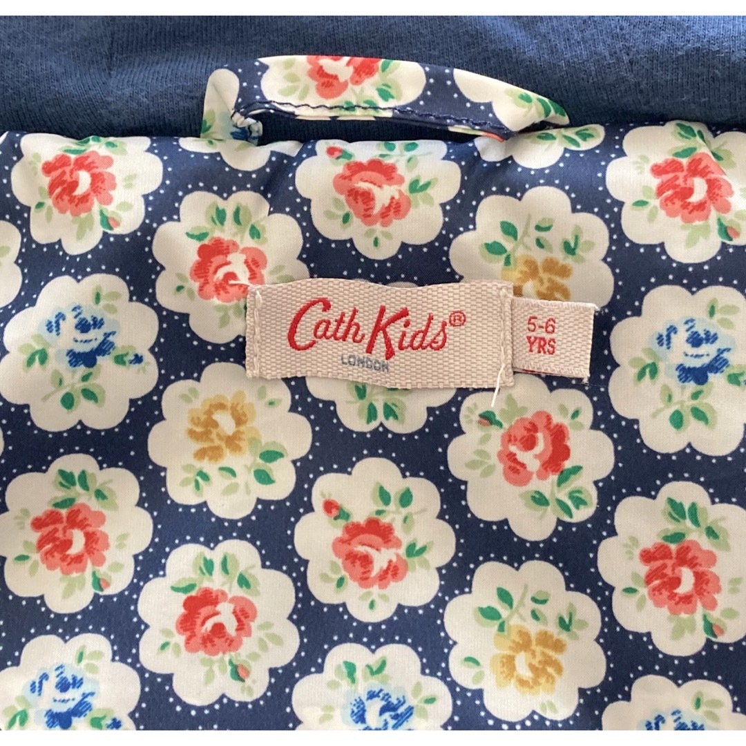 Cath Kidston(キャスキッドソン)の値下げ　キャスキッドソン  キルティング　中綿　フード　コート　花柄　120cm キッズ/ベビー/マタニティのキッズ服女の子用(90cm~)(コート)の商品写真