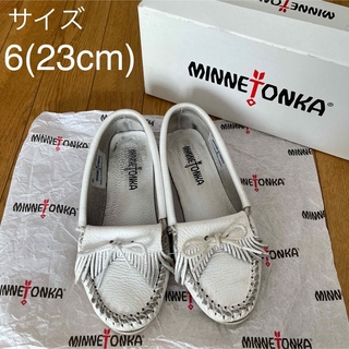 ミネトンカ(Minnetonka)のMINNETONKA ミネトンカモカシン　ホワイト　6(23cm)(スリッポン/モカシン)