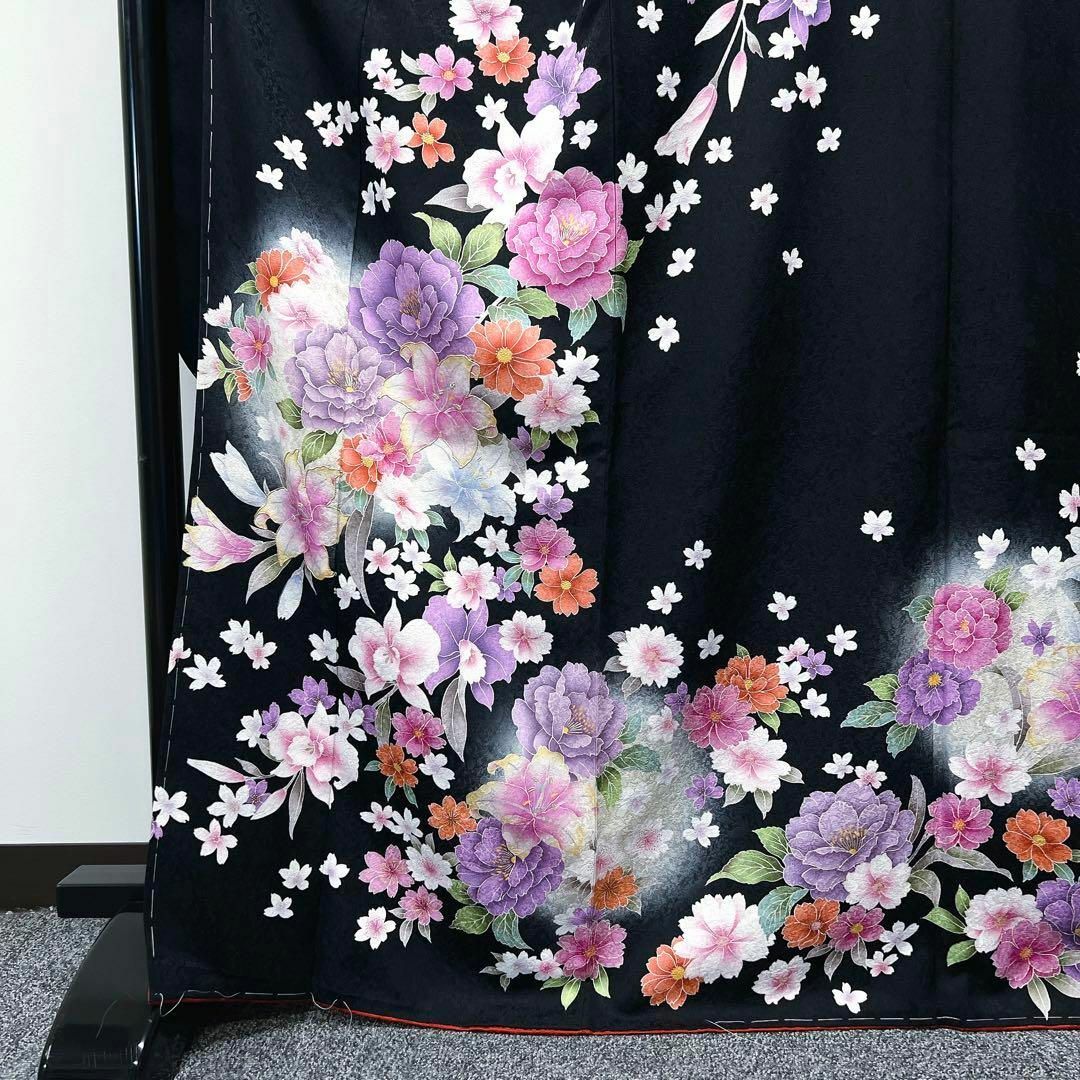 金駒刺繍 黒地の百合や桜模様の振袖 着物 111w-