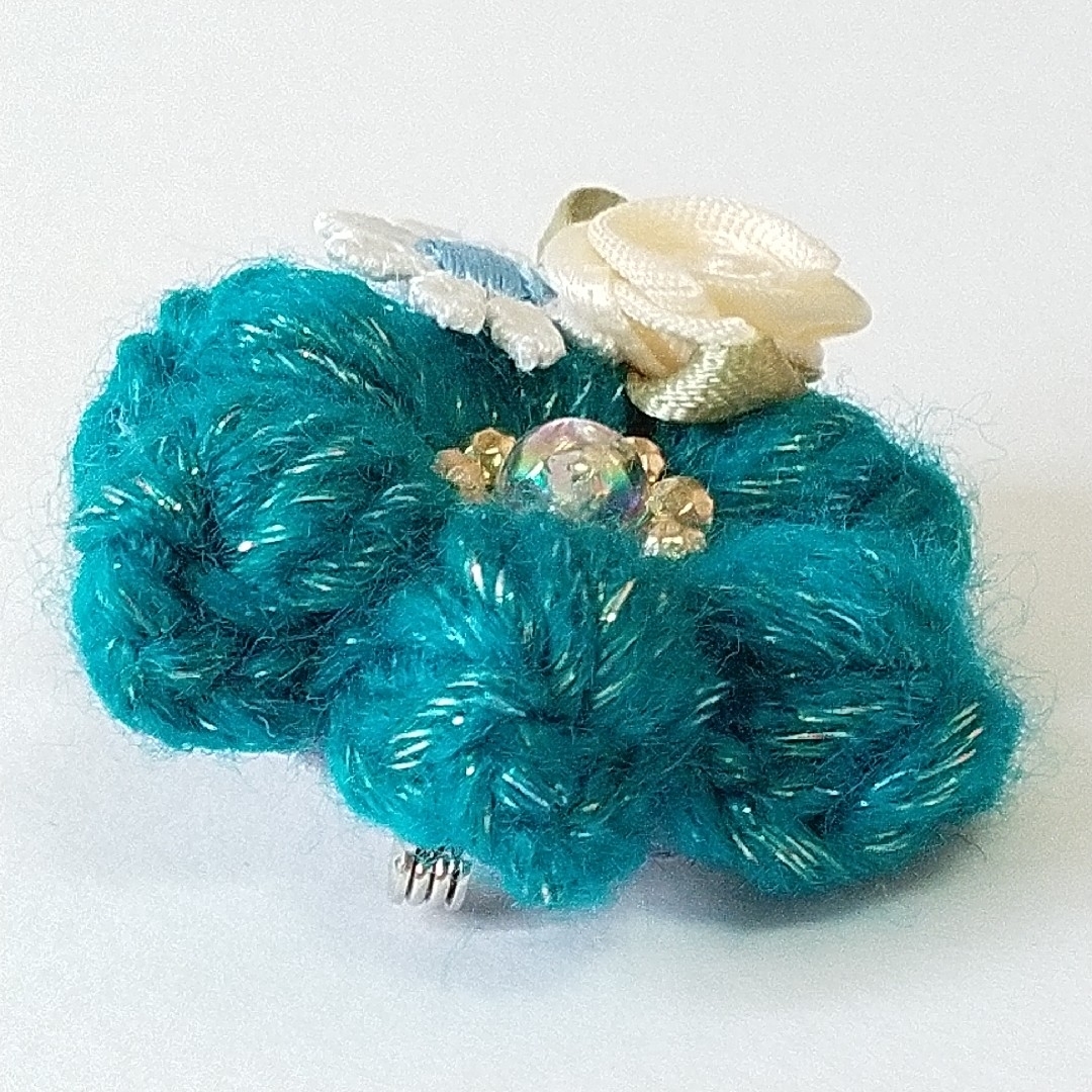 キラキラグリーンお花ブローチ（RB-44） ハンドメイドのアクセサリー(コサージュ/ブローチ)の商品写真