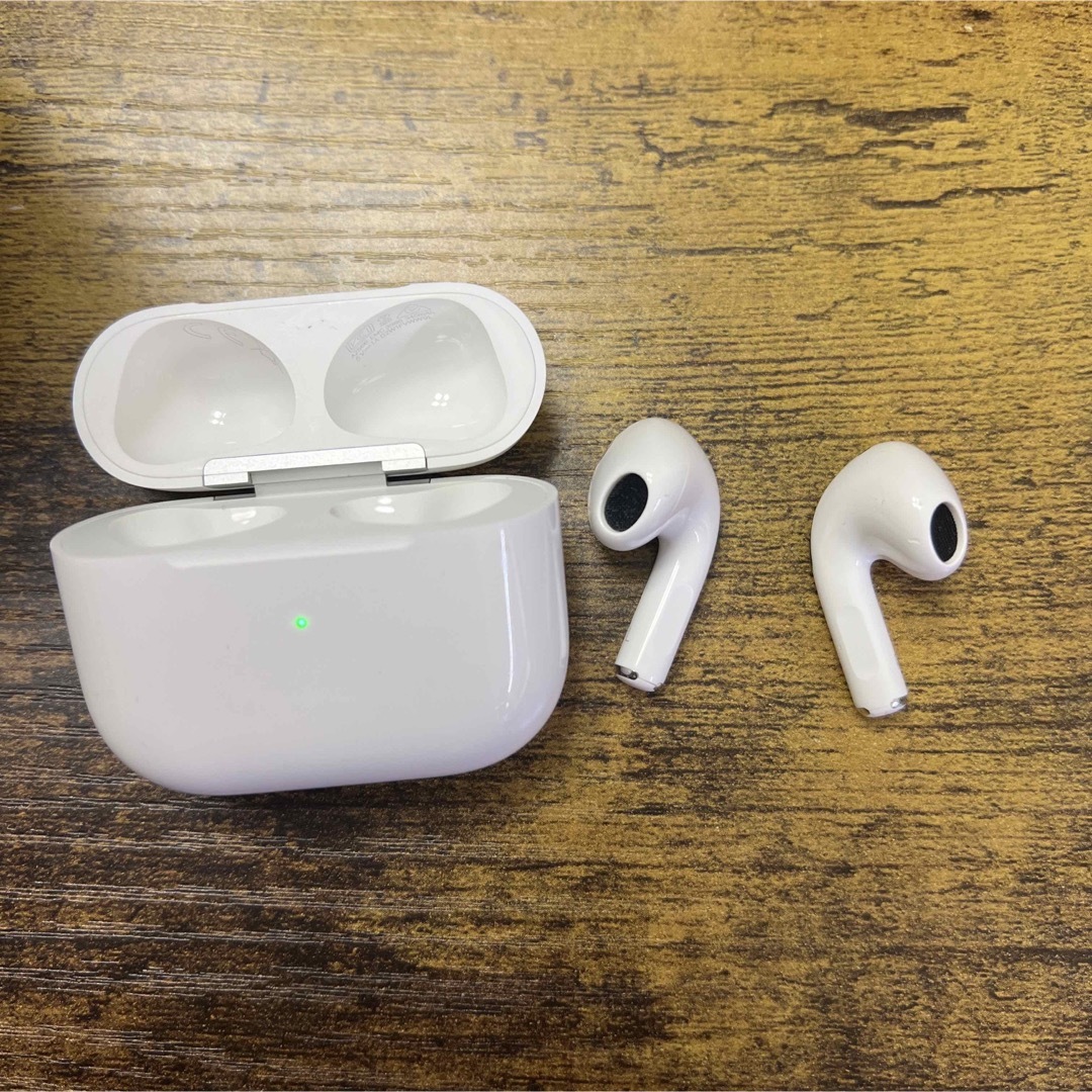 Apple(アップル)のApple Airpods 第3世代 スマホ/家電/カメラのオーディオ機器(ヘッドフォン/イヤフォン)の商品写真