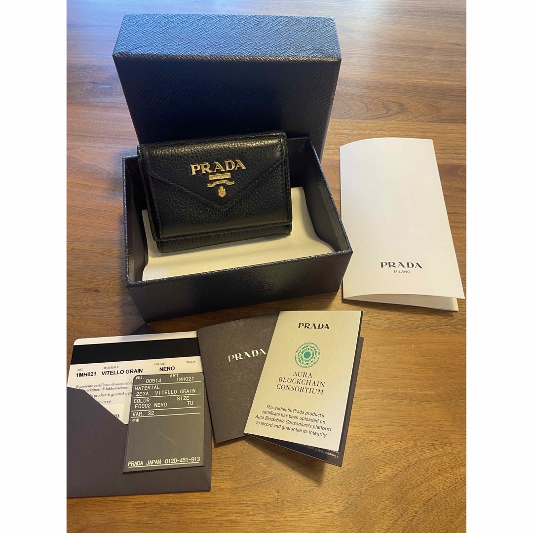 PRADA プラダ 三つ折り 黒 ヴィッテロダイノ PRADA プラダ 三つ折り 黒 ヴィッテロダイノ