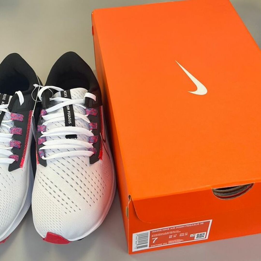 NIKE - 新品 ナイキ レディース ズームペガサス38 白 黒 24.0cmの通販