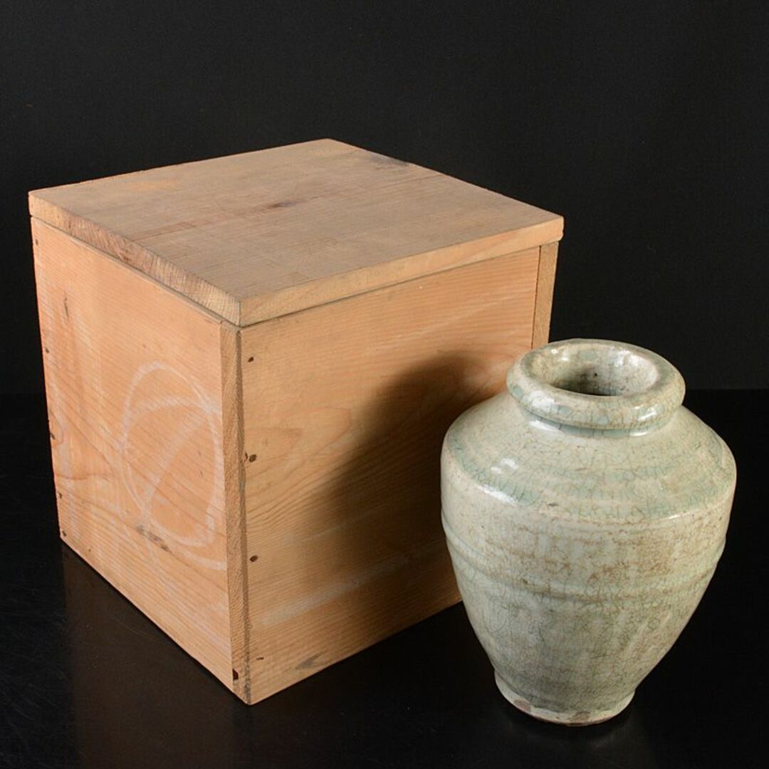 中国古美術・旧蔵の磁器・氷裂模様の八方弦文瓶・13x21.