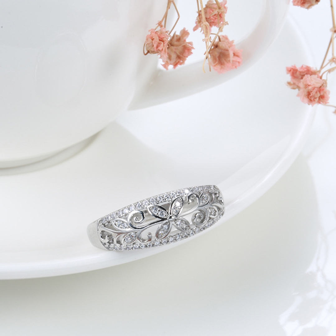 セール❣️【Silver Plated】透かし彫り キラキラ 小粒ジルコン レディースのアクセサリー(リング(指輪))の商品写真