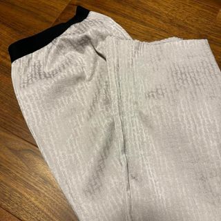 ISSEY MIYAKE - イッセイミヤケ　M パンツ　光沢　ズボン　AQUQ212 レディース