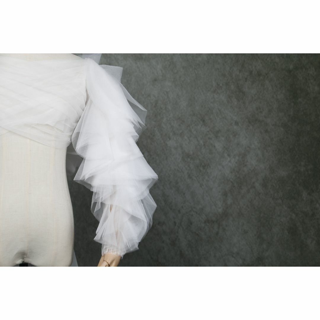 美品！オフホワイト トップス シースルー袖 華やかなトレーン ふわふわ袖 披露宴 レディースのフォーマル/ドレス(ウェディングドレス)の商品写真