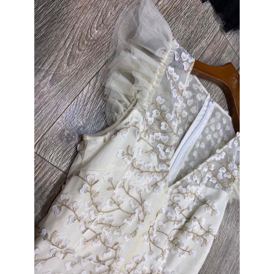 BCBGMAXAZRIA(ビーシービージーマックスアズリア)の❤️BCBGMAXAZRIA新作新品　白、黒、花柄ロングワンピース　ドレス　2色 レディースのフォーマル/ドレス(ロングドレス)の商品写真