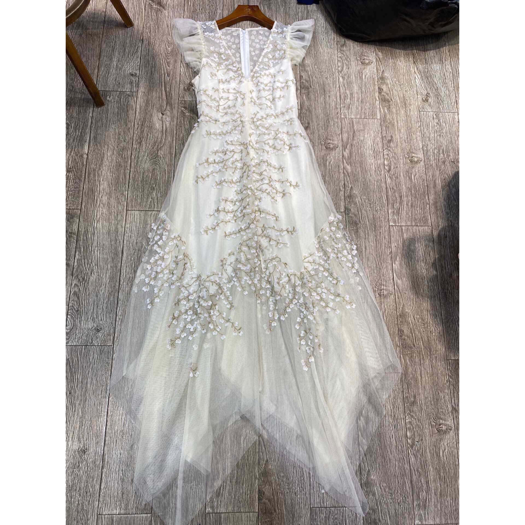 BCBGMAXAZRIA(ビーシービージーマックスアズリア)の❤️BCBGMAXAZRIA新作新品　白、黒、花柄ロングワンピース　ドレス　2色 レディースのフォーマル/ドレス(ロングドレス)の商品写真
