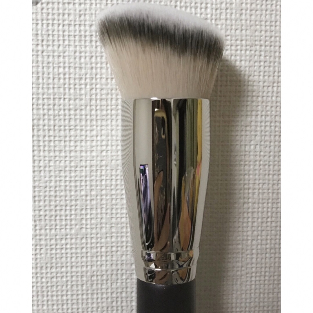 MAC(マック)のMAC#170 シンセティック ラウンド スラント ブラシ コスメ/美容のメイク道具/ケアグッズ(チーク/フェイスブラシ)の商品写真