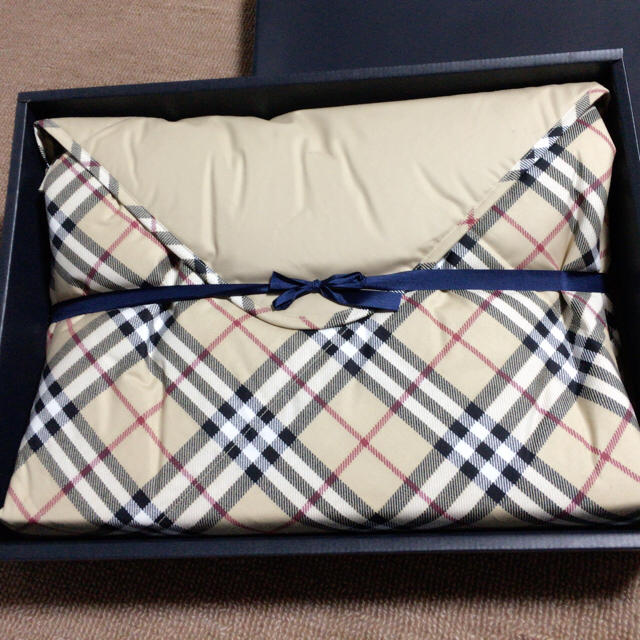 BURBERRY(バーバリー)の【とも様専用】BURBERRY LONDON 羽毛ひざ掛け その他のその他(その他)の商品写真