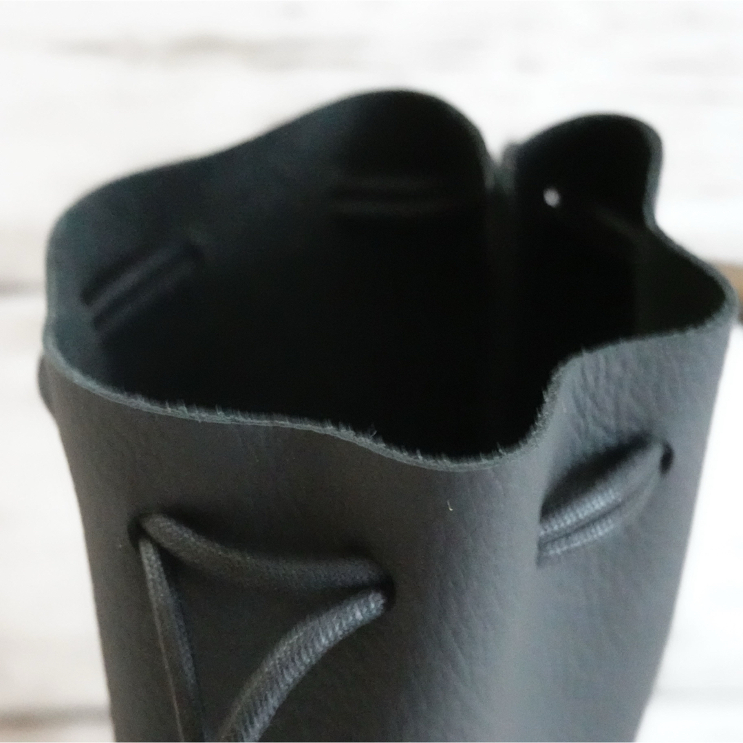 レザーの巾着袋　ブラック　KB110801 ハンドメイドのファッション小物(ポーチ)の商品写真