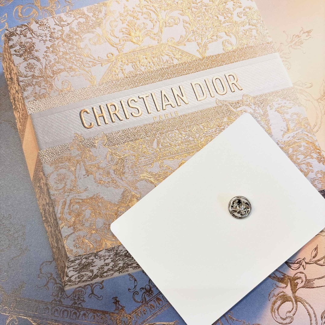 Christian Dior(クリスチャンディオール)の【新品】Dior(ディオール) ノベルティ ピンバッチ エンタメ/ホビーのアニメグッズ(バッジ/ピンバッジ)の商品写真