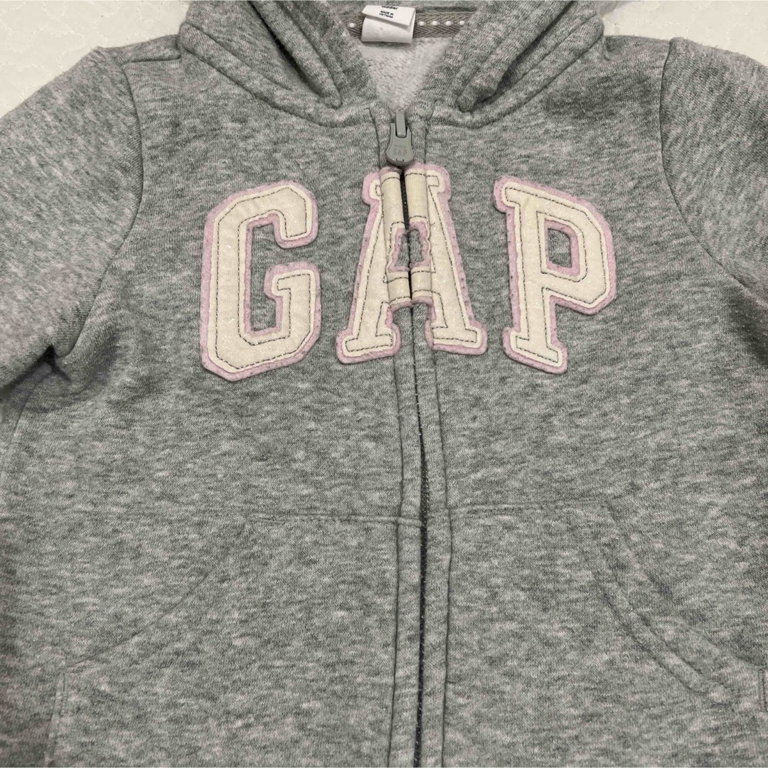 babyGAP(ベビーギャップ)のbaby GAP  パーカー　90cm  グレー　ロゴ キッズ/ベビー/マタニティのキッズ服女の子用(90cm~)(ジャケット/上着)の商品写真