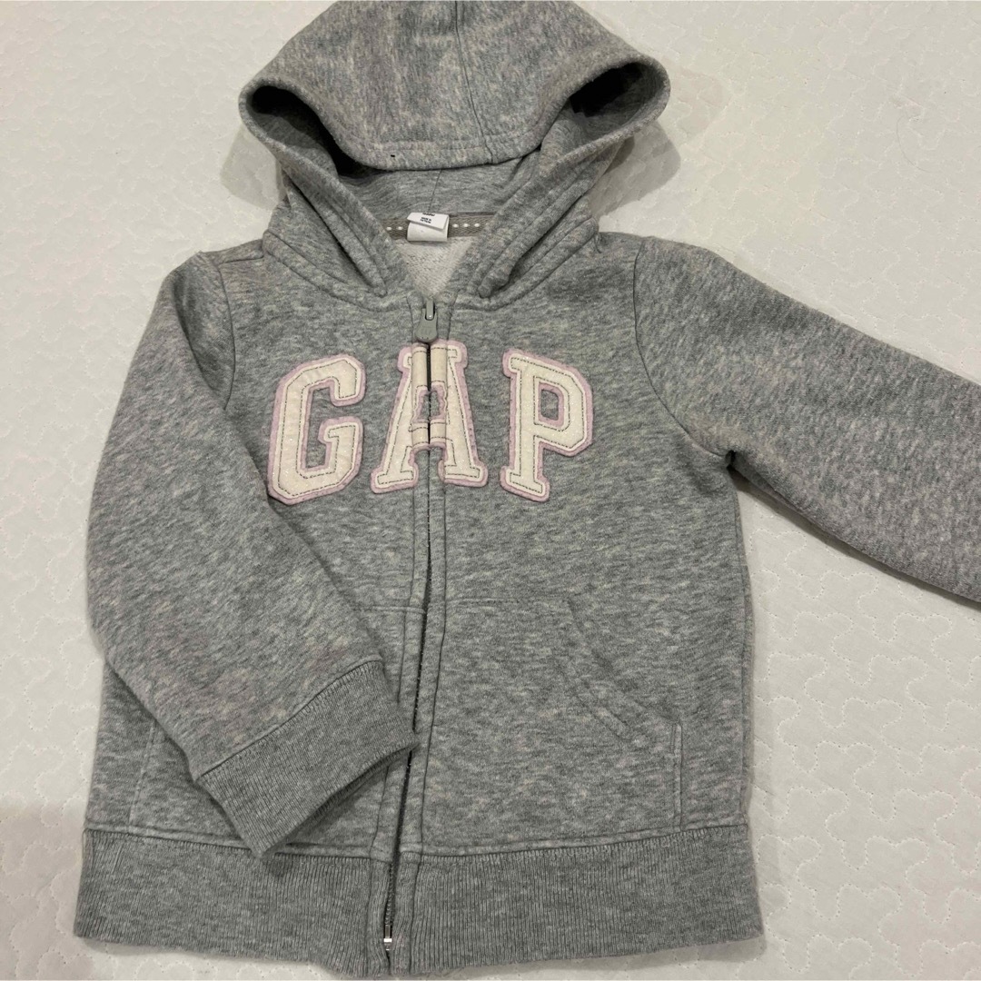 babyGAP(ベビーギャップ)のbaby GAP  パーカー　90cm  グレー　ロゴ キッズ/ベビー/マタニティのキッズ服女の子用(90cm~)(ジャケット/上着)の商品写真