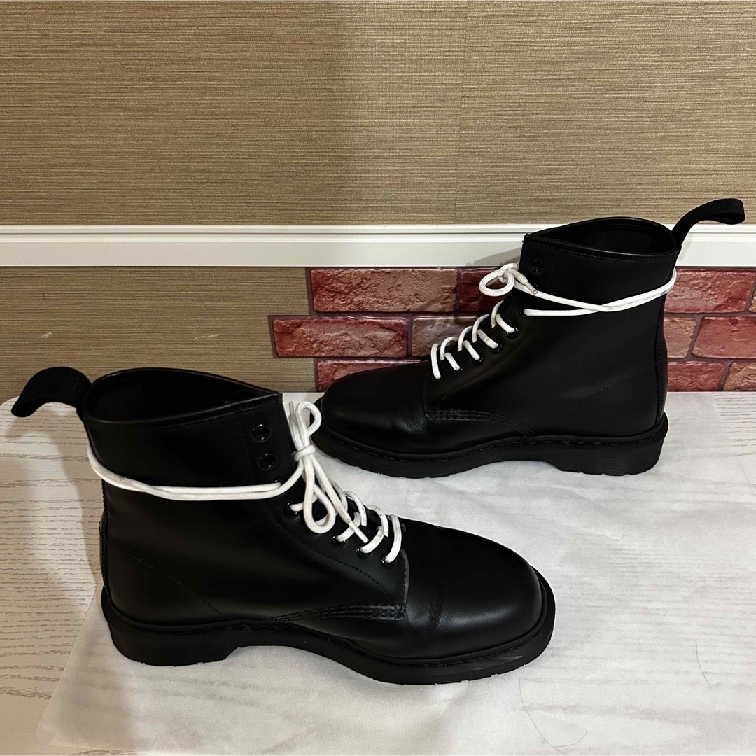 Dr.Martens(ドクターマーチン)のDr.Martens 8ホールUK9 MONO ブラック 28cm 白紐 メンズの靴/シューズ(ブーツ)の商品写真