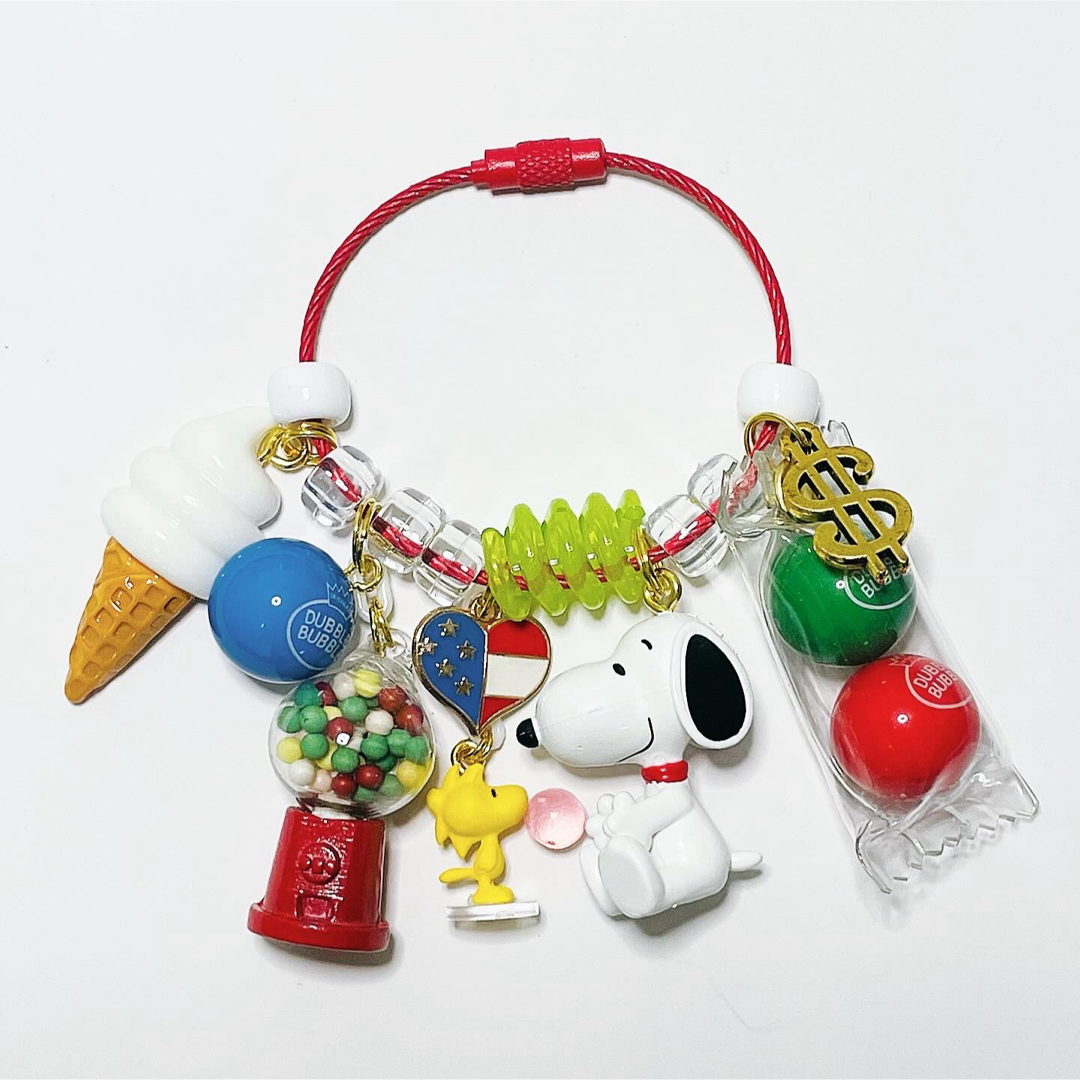 SNOOPY(スヌーピー)の大好きなガムボール🎈🍦💕 大きく膨らませられるかな⁉️🐶🐥🎶 キーホルダー✨ ハンドメイドのアクセサリー(キーホルダー/ストラップ)の商品写真